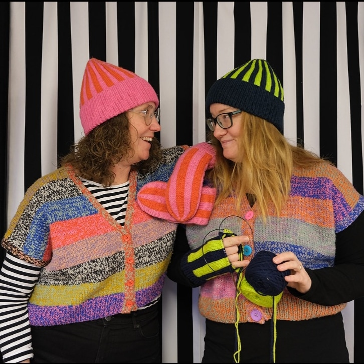 Emilia och Linda iklädda stickade vantar, tröjor och mössor